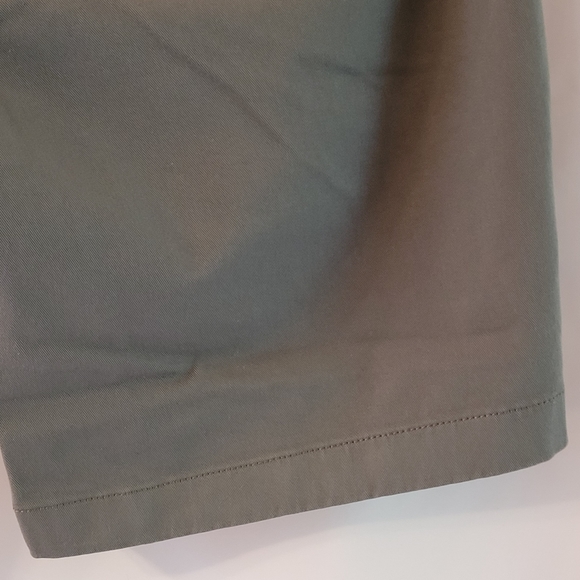 EVERLANE 9" Slim Fit Shorts - Pewter Green - Picture 9 of 14
